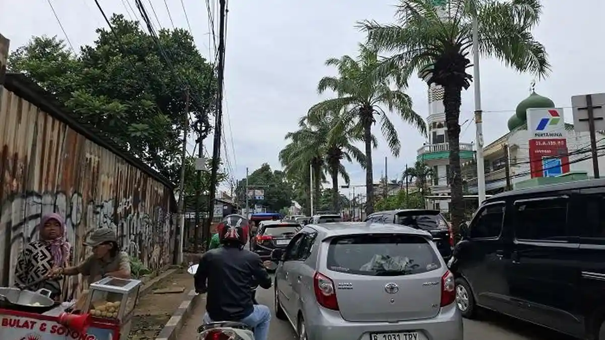 Hari Libur Isra Miraj, Antrean Kendaraan Menuju Kebun Binatang Ragunan Mengular Hingga 1 Km