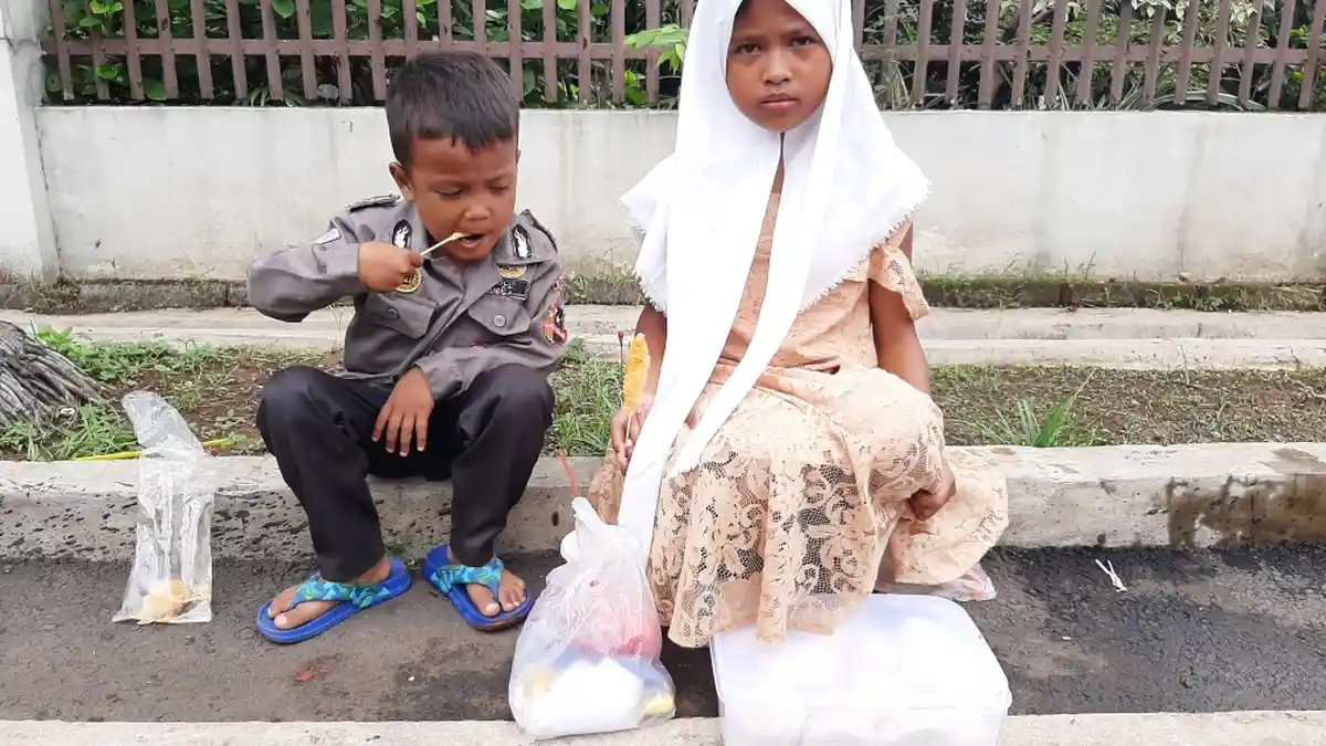 Tya Bocah Yatim Penjual Bakpao Keliling Menangis Jejeritan, Uang Dagangannya Seharian Hilang