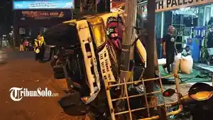 Sopir-truk-menghindari-pemotor-yang-dikendarai-seorang-ibu-ibu.jpg