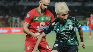 Chang-Jin-Moon-saat-berduel-dengan-pemain-Persebaya-Surabaya.jpg