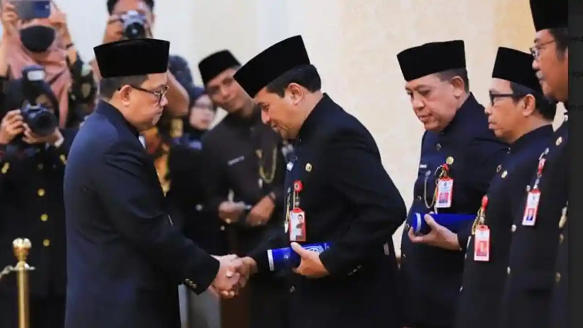 15 Pejabat Eselon II Pemprov Jatim Dimutasi, Pj Gubernur Adhy Berpesan Lakukan Terobosan dan Inovasi