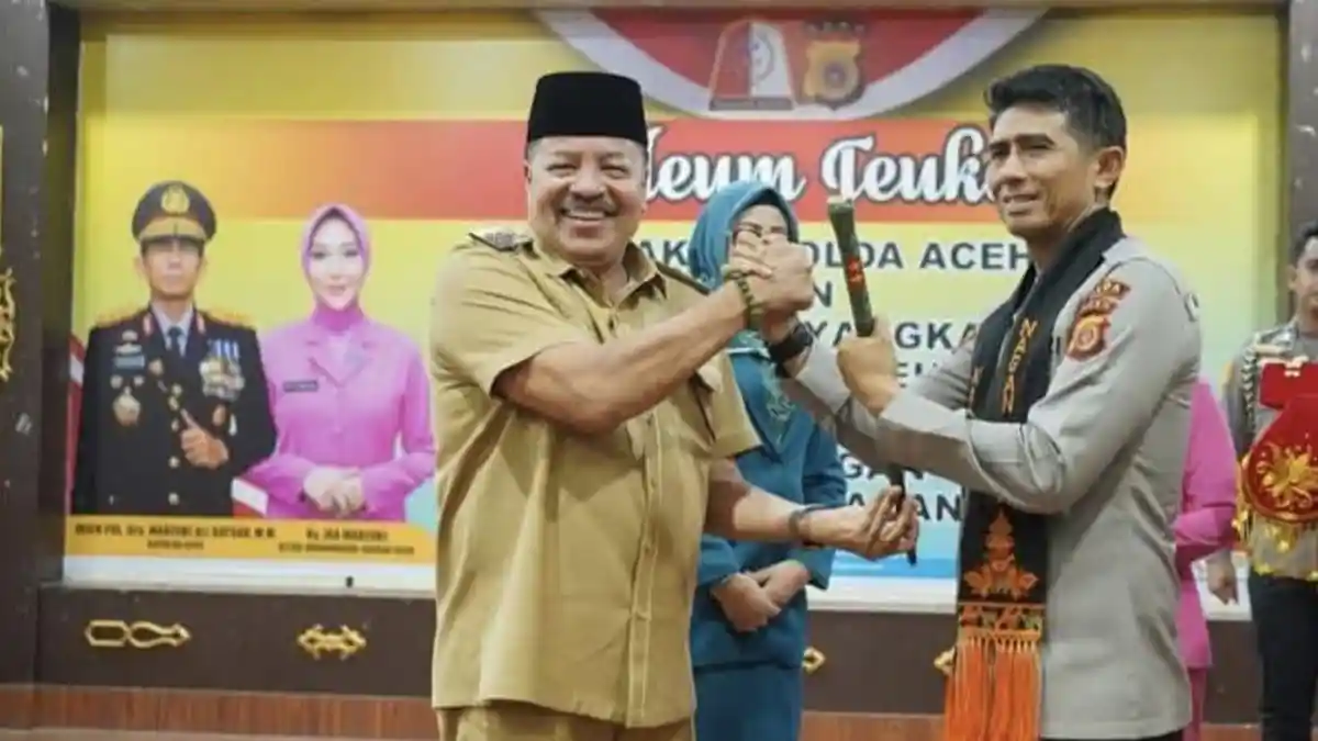 Kunjungi Nagan Raya, Kapolda Aceh Dihadiahi 'Tongkat Komando' Terbuat dari Batu Giok