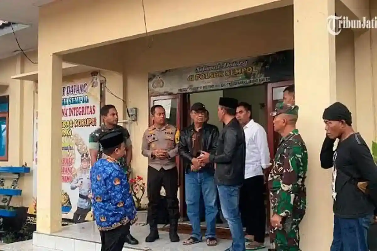 Geruduk Kantor Polsek, Warga Tersulut Isu 1 Petani Diamankan Polisi, Kapolsek Ditarik Paksa Keluar