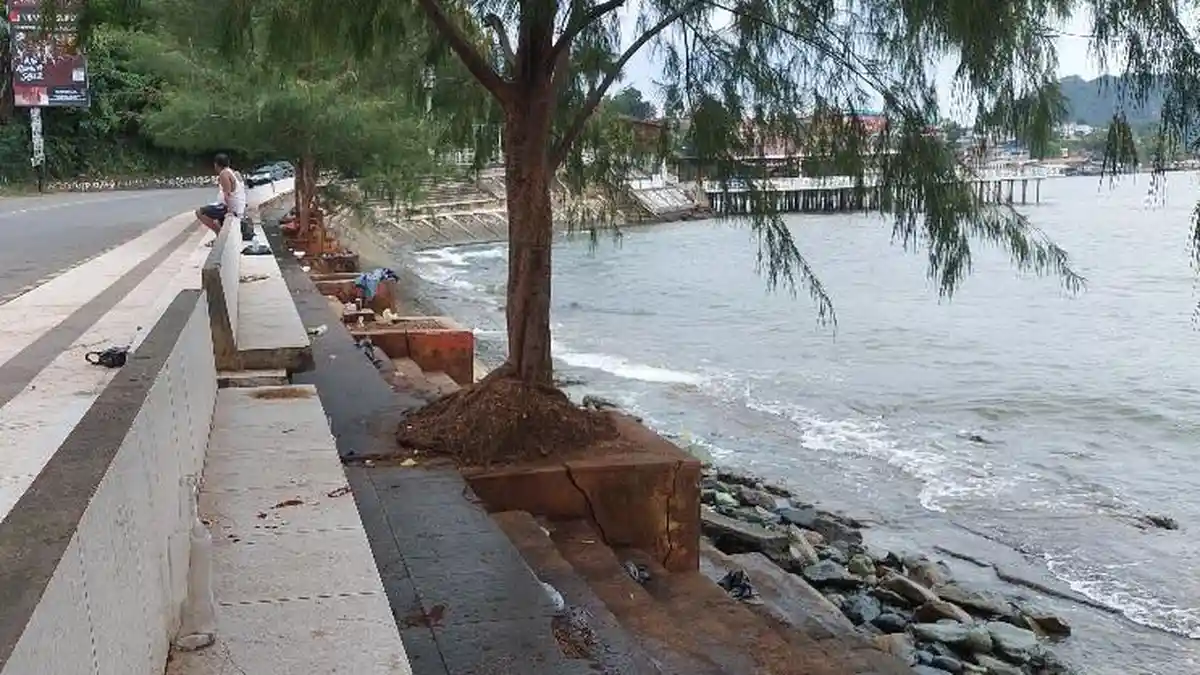 Sampah dan Botol Miras Berserakan di Seberang Kantor Gubernur Papua