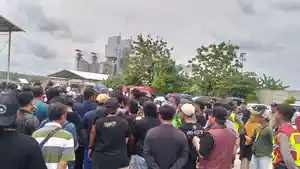 warga-jiken-demo-tolak-tambang.jpg