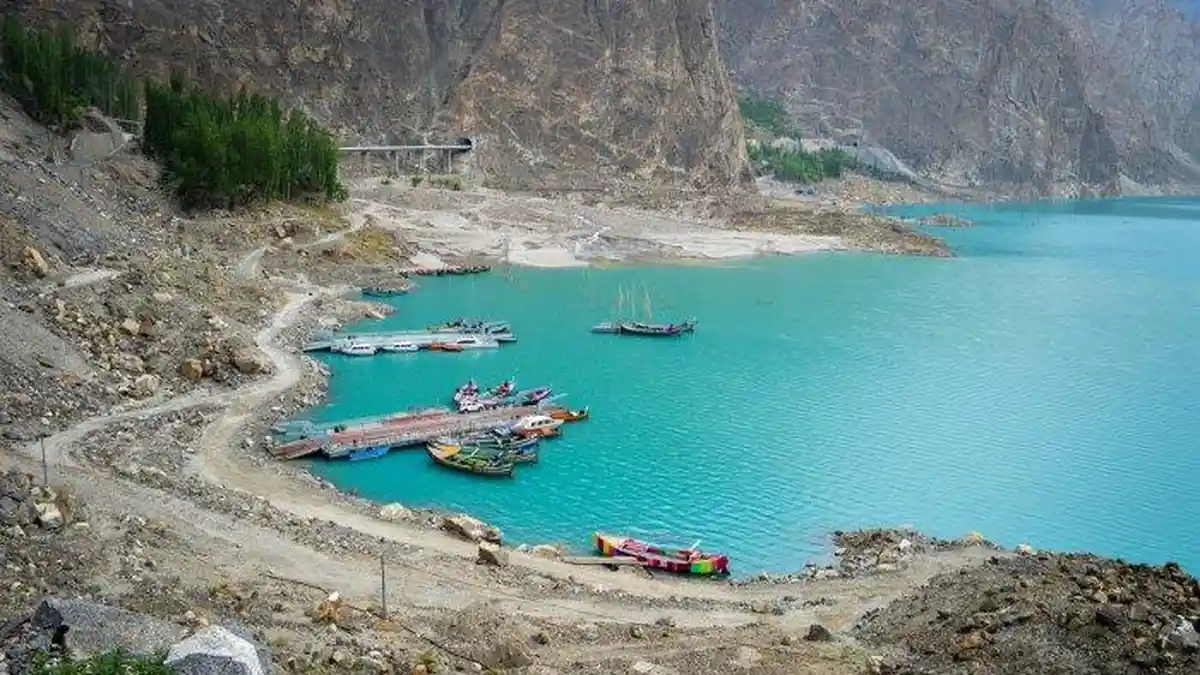 Jadi Daya Tarik bagi Wisatawan, Siapa Sangka Danau di Pakistan Ini Ternyata Tercipta oleh Bencana