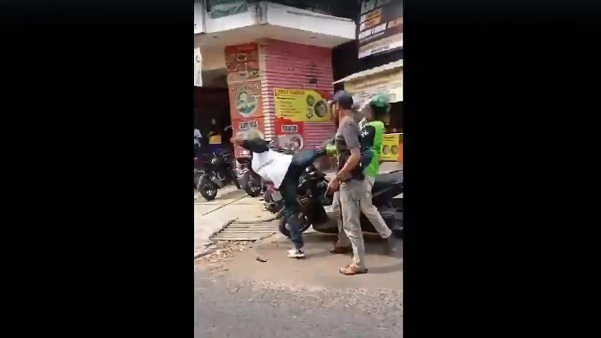 Bagian Kepala Pengemudi Ojol Ditendang Debt Collector di Jatiasih, Sempat Dipisahkan Warga