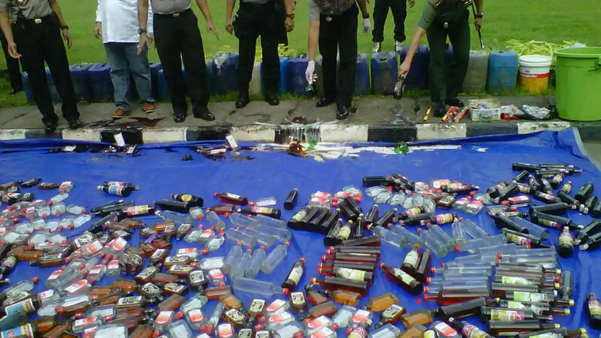 Sabu 1 Kilogram dan Ratusan Botol Miras Dimusnahkan