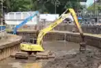 Pengerukan Lumpur di Kali Ciliwung