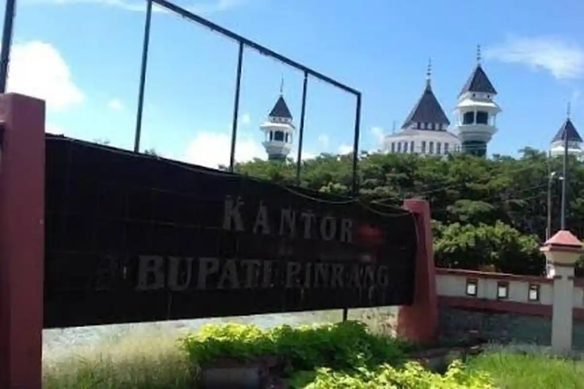 Bupati dan Wabup Pinrang Kompak Salat Idulfitri di Sini