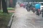 genangan-air-hujan-jalan-arya-kemuning-berakibat-kemacetan-lalin_20210219_133232.jpg