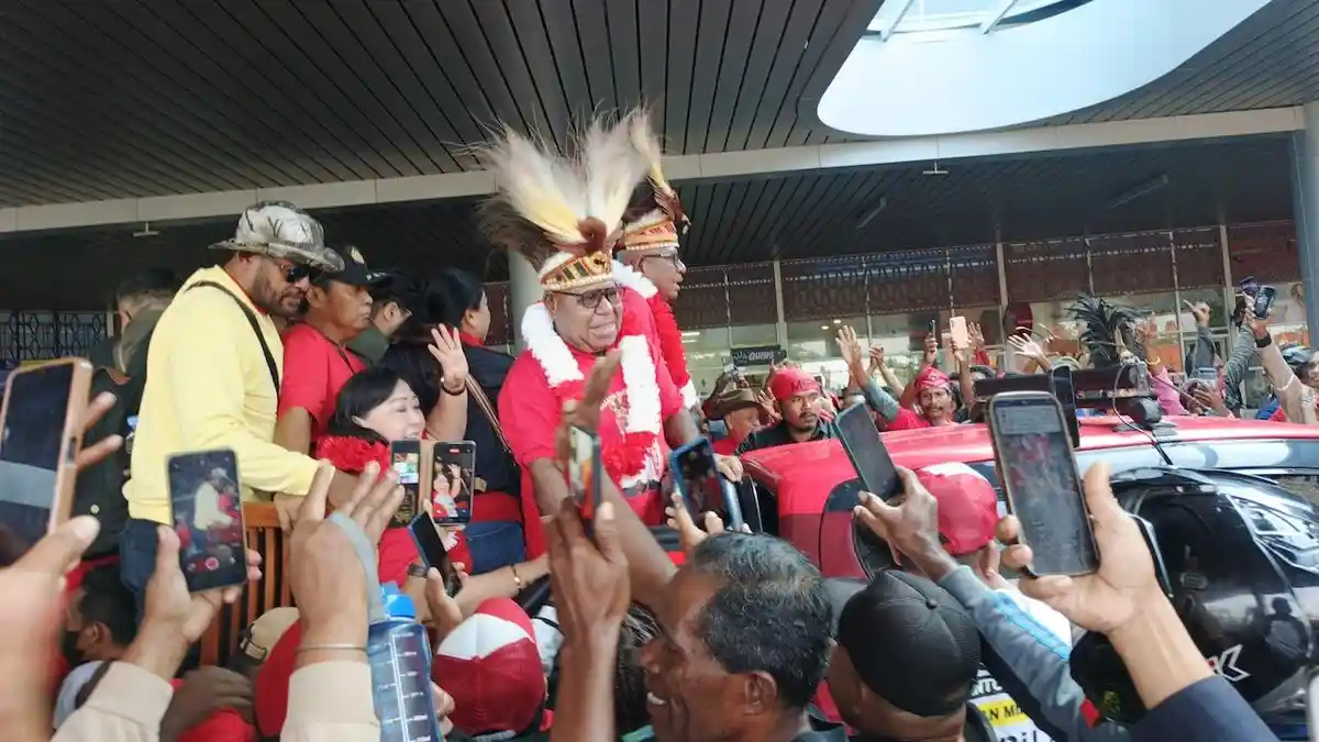 Rakyat Mimika Suka Cita Sambut Kedatangan Johannes Rettob-Emanuel Kemong di Bandara Mozes Kilangin