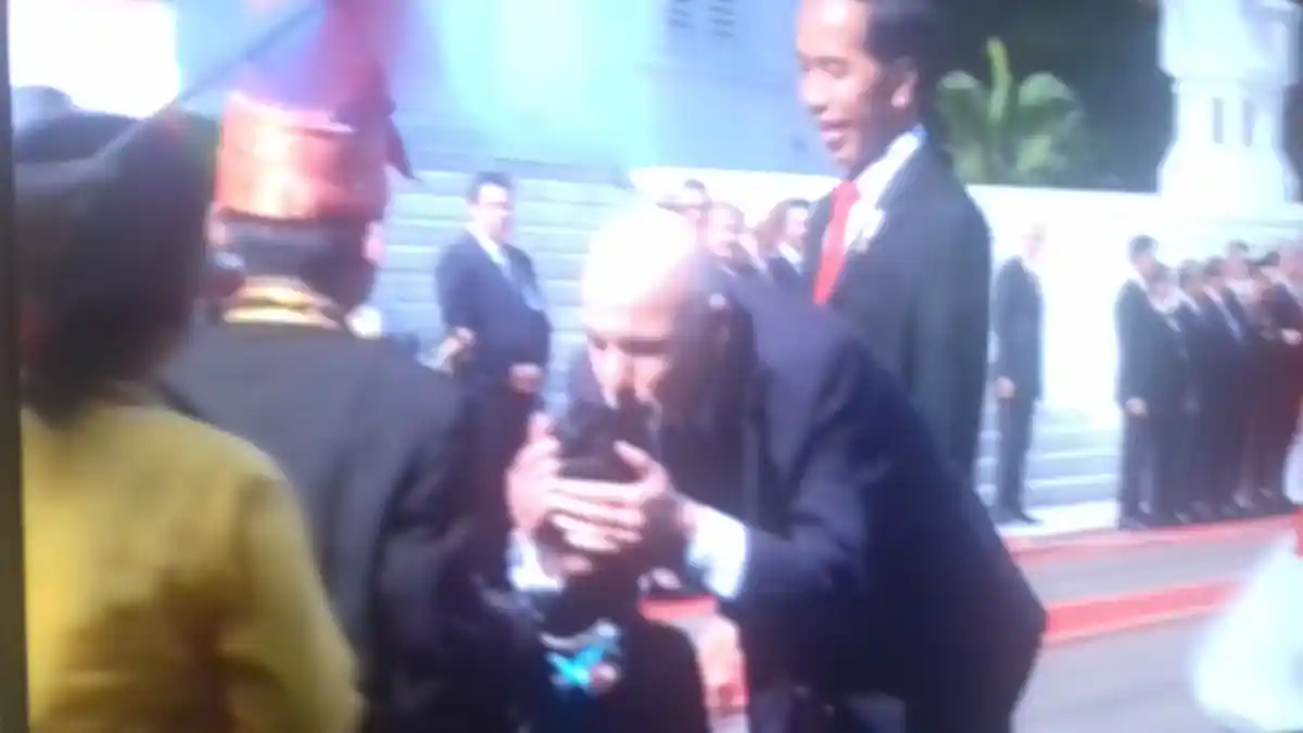 Presiden Afganistan Cium Kening Anak Pengibar Bendera