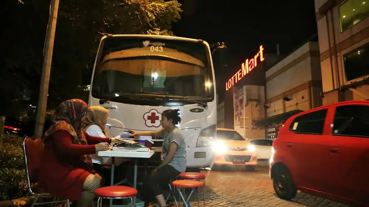 FOTO: Ajak Warga Donor Darah, PMI Sediakan Mobil Donor di Mal Panakkukang - mobil-pmi_20160624_214933.jpg