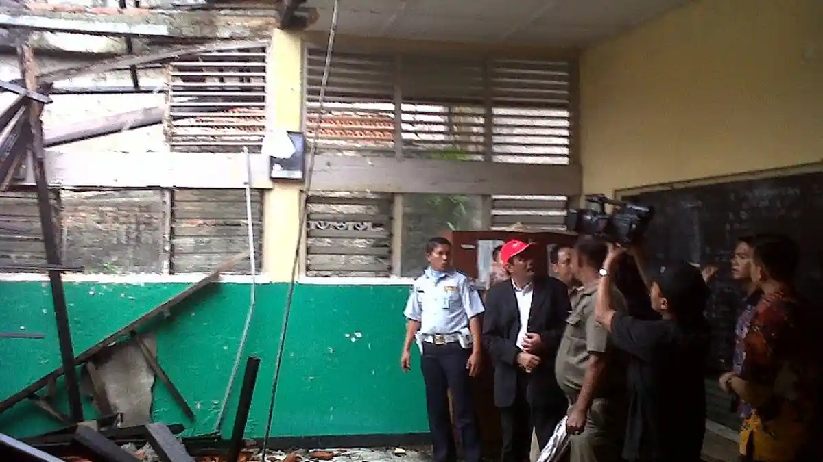 Hujan-hujan Djarot Blusukan Tinjau Sekolah Roboh