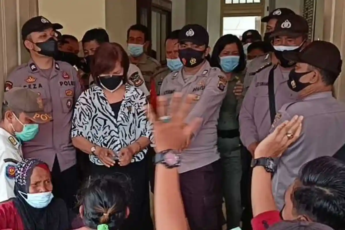 Dramtisnya Demo Emak-emak di Pematangsiantar, Ada yang Buka Baju, Anggota DPRD Ini Hanya Jawab Sabar