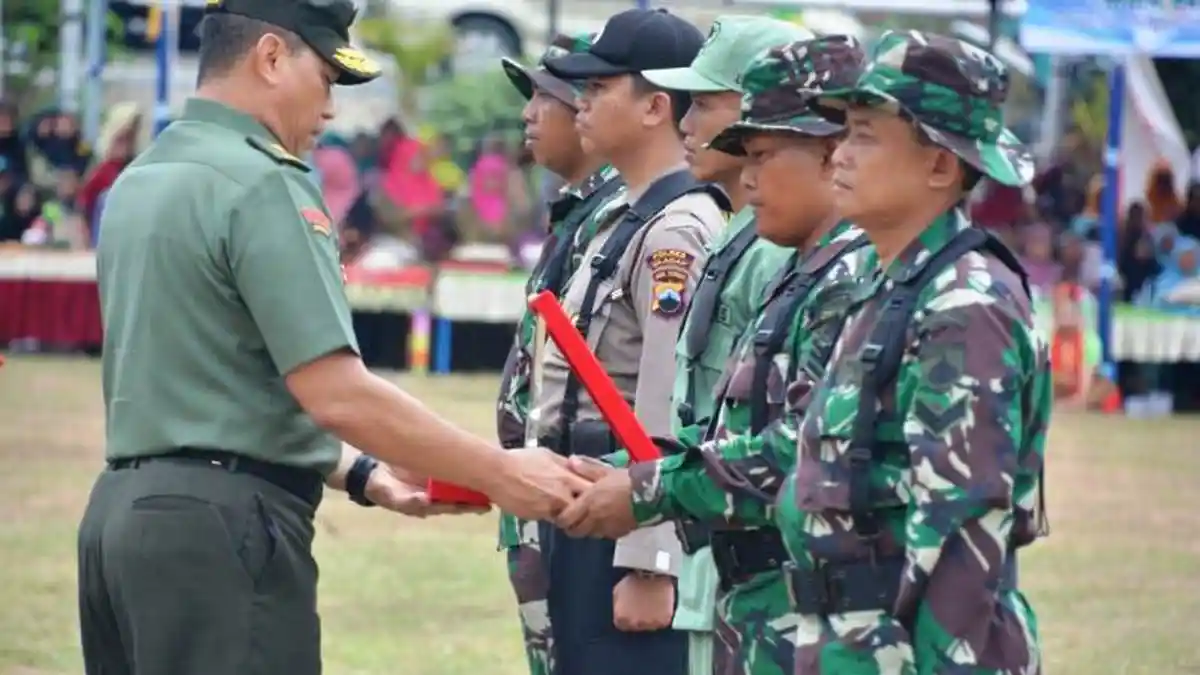 Serka Yatiman dan Sertu Mulyono Dinobatkan Sebagai Anggota Satgas TMMD Reguler Cilacap Terbaik