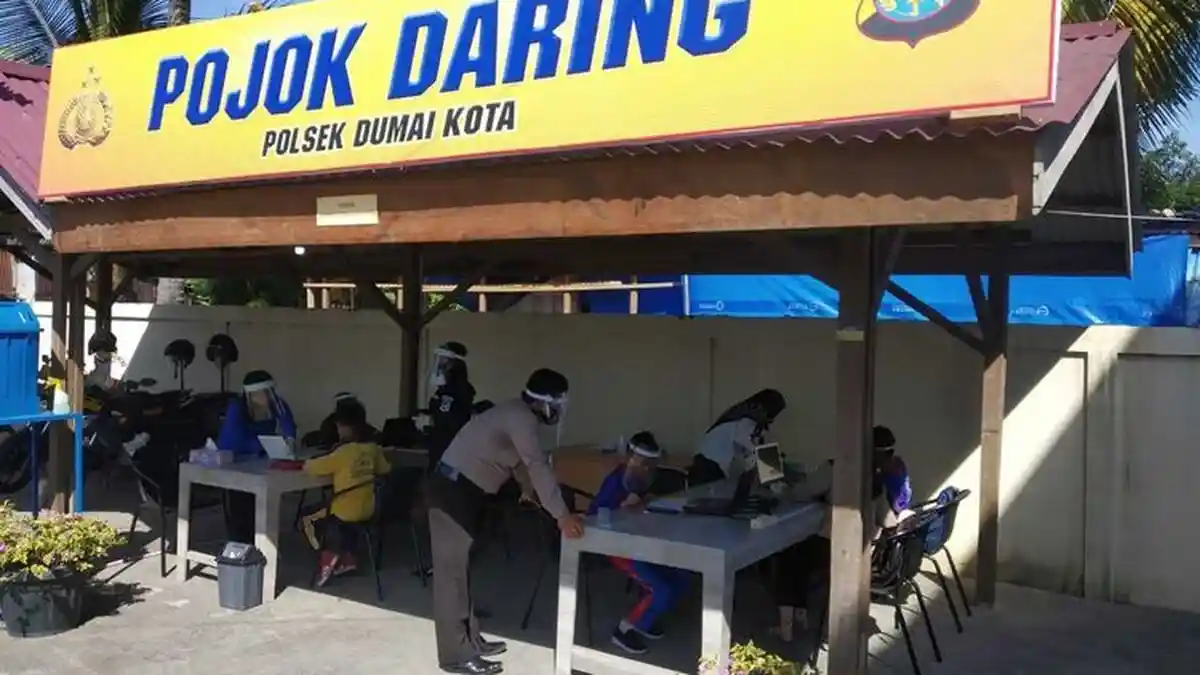 Kesulitan Belajar Online, Murid SD Dijemput Polisi dan Dipinjamkan Laptop