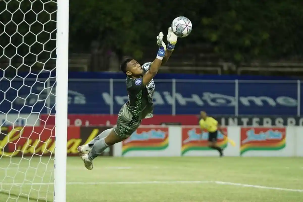 Persib Bandung Digempur Persis Solo, Kiper Teja Paku Alam Tangkis Semua Peluang Laskar Samber Nyawa
