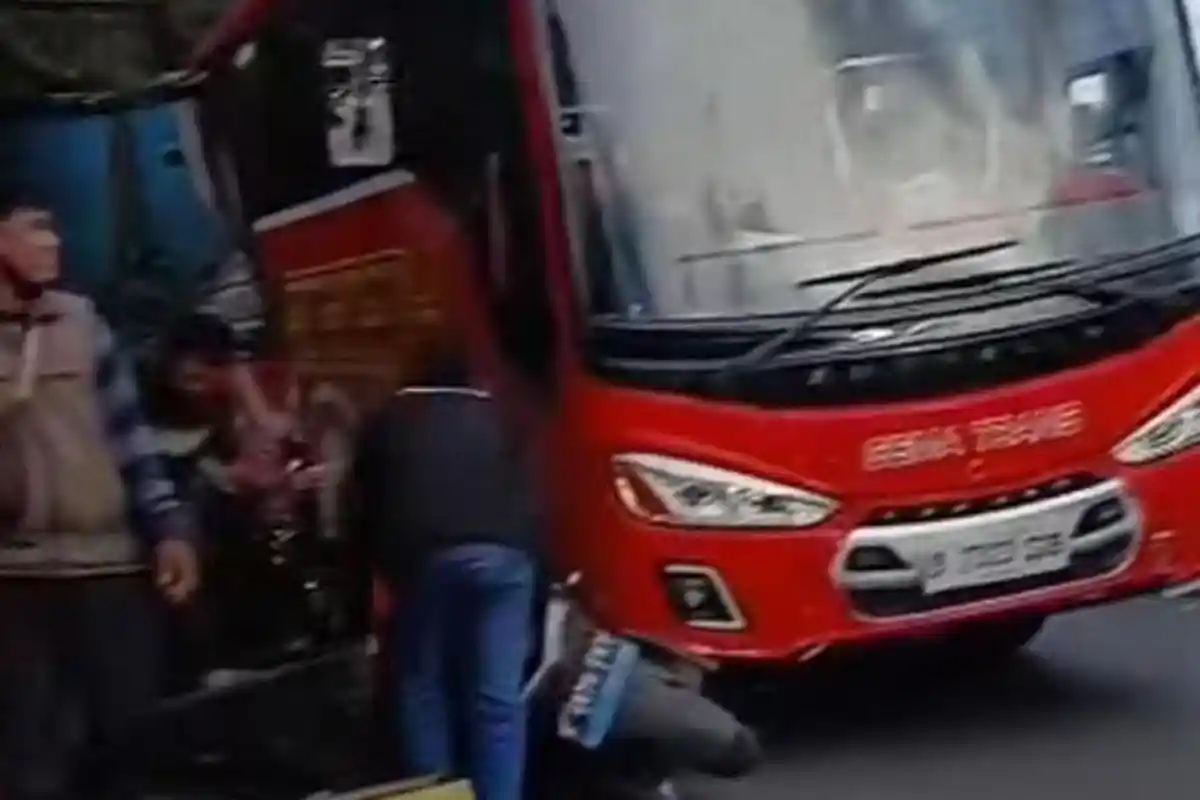 Detik-detik Bus Seruduk Motor Listrik di Tanjakan Selarong Puncak Bogor, Tak Ada Korban Jiwa
