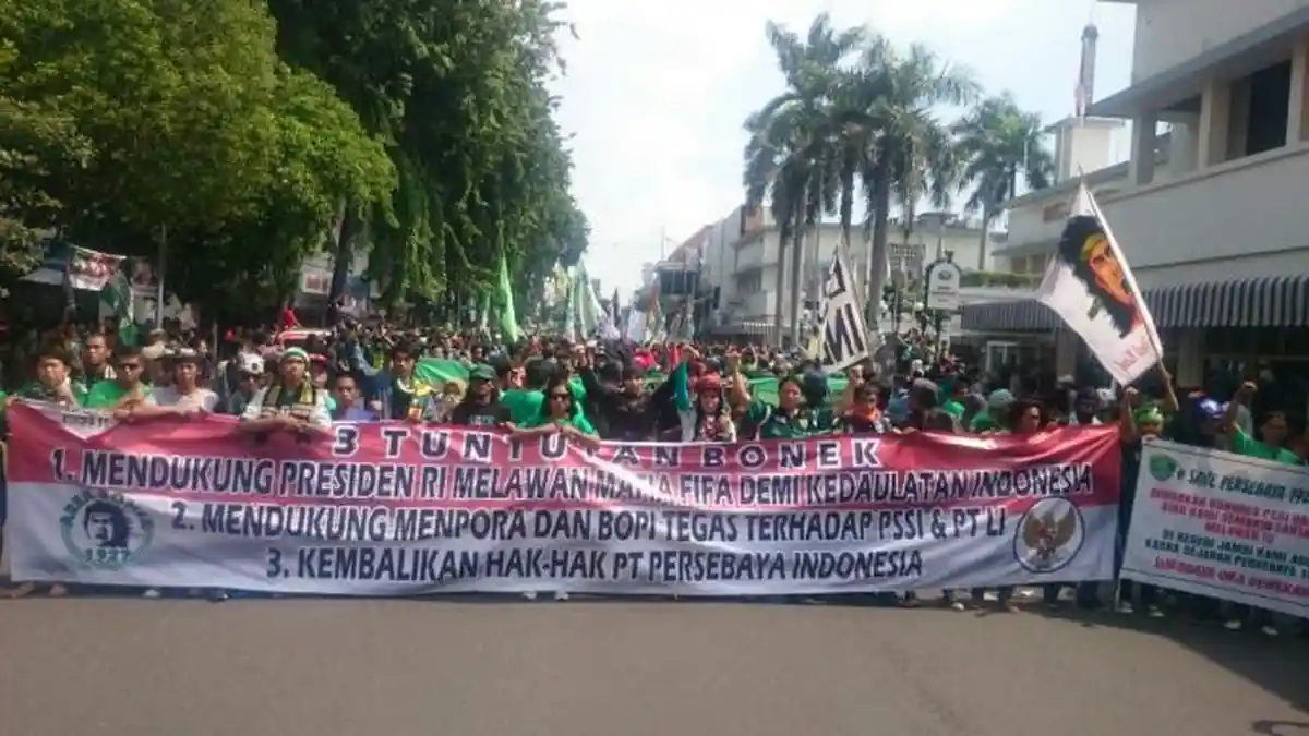 Ribuan Bonek Demo di Area Kongres PSSI, Dukung Sikap Menpora dan BOPI