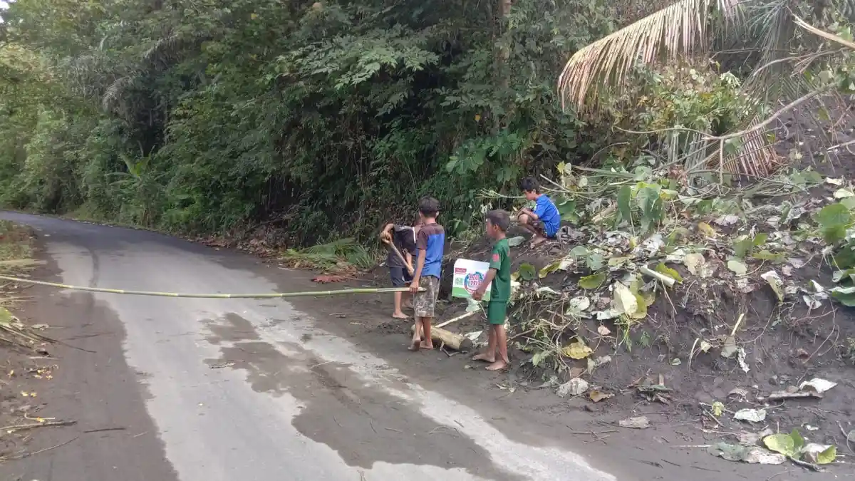 Aksi Heroik Empat Bocah Laki-laki yang Rela Bersihkan Tanah Pasca Longsor di Halmahera Utara
