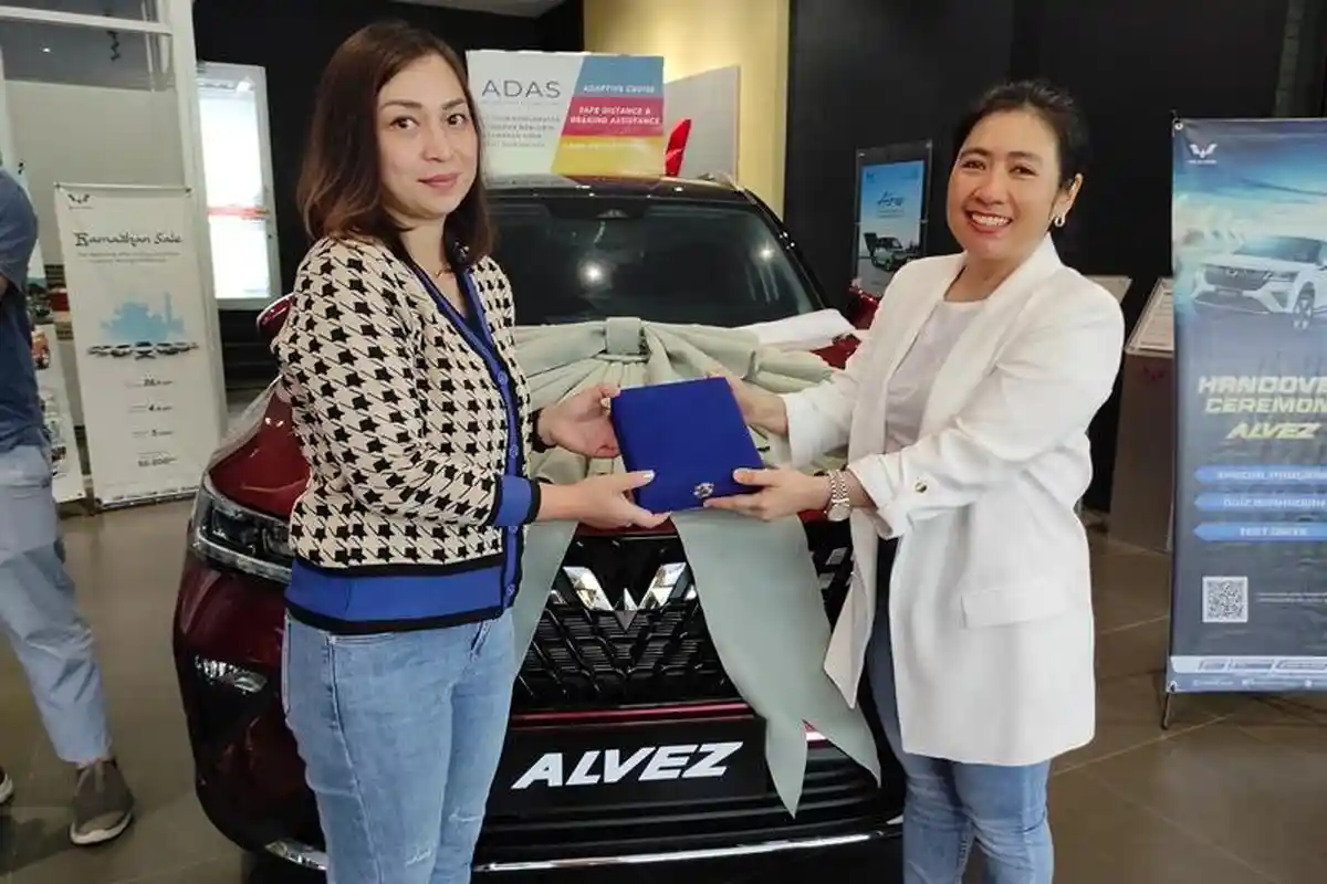 Wuling Serahkan Unit Wuling Alvez kepada Customer Pertama di Sulawesi Utara