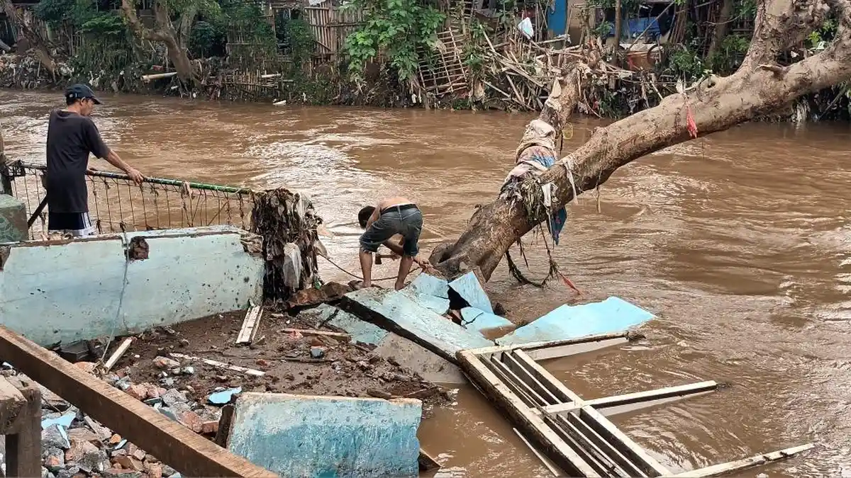 Dua Rumah Warga Bidara Cina "Hilang" Diterjang Banjir Kali Ciliwung