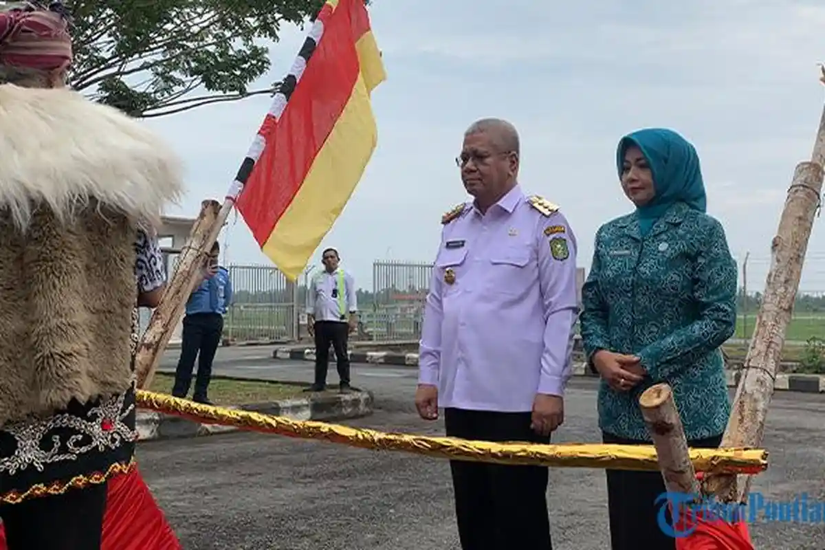 Pj Gubernur Kalbar Harisson Tiba di Pontianak, Langsung Disambut Prosesi Adat Dayak dan Melayu