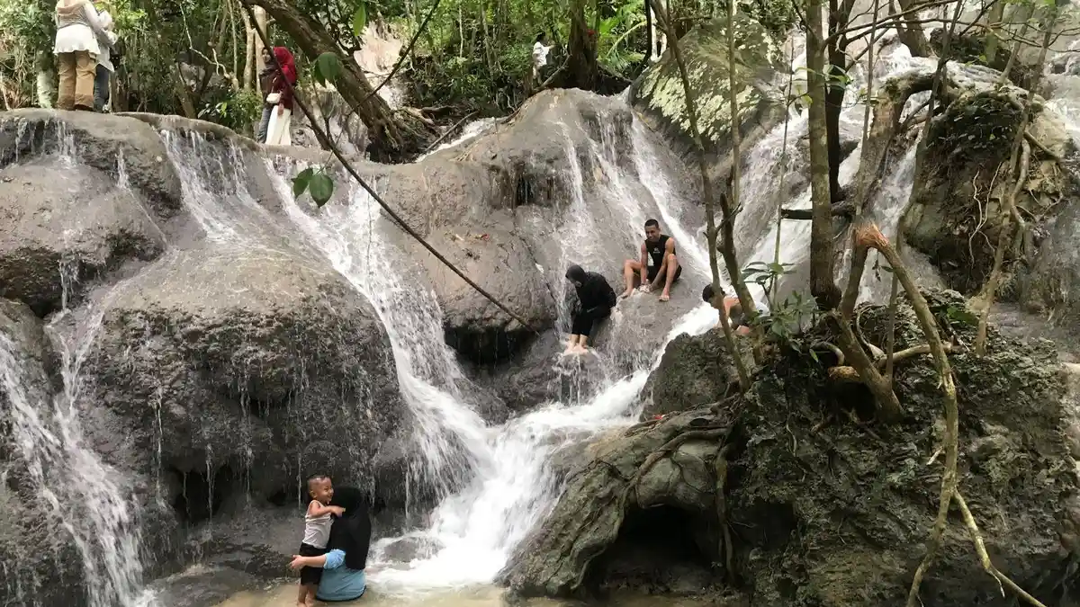 Wisata Air Terjun Hatawano di Pulau Buru: Indah Menyegarkan