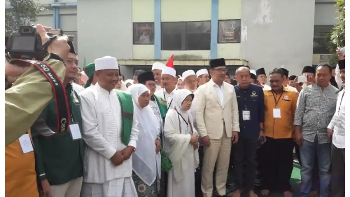 Daftar ke KPUD Jabar Kang Emil Kenakan Jas Uu Ruzhanul Sarungan