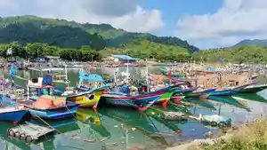 Kapal-nelayan-di-Pantai-Prigi-Trenggalek-Minggu-3152026.jpg