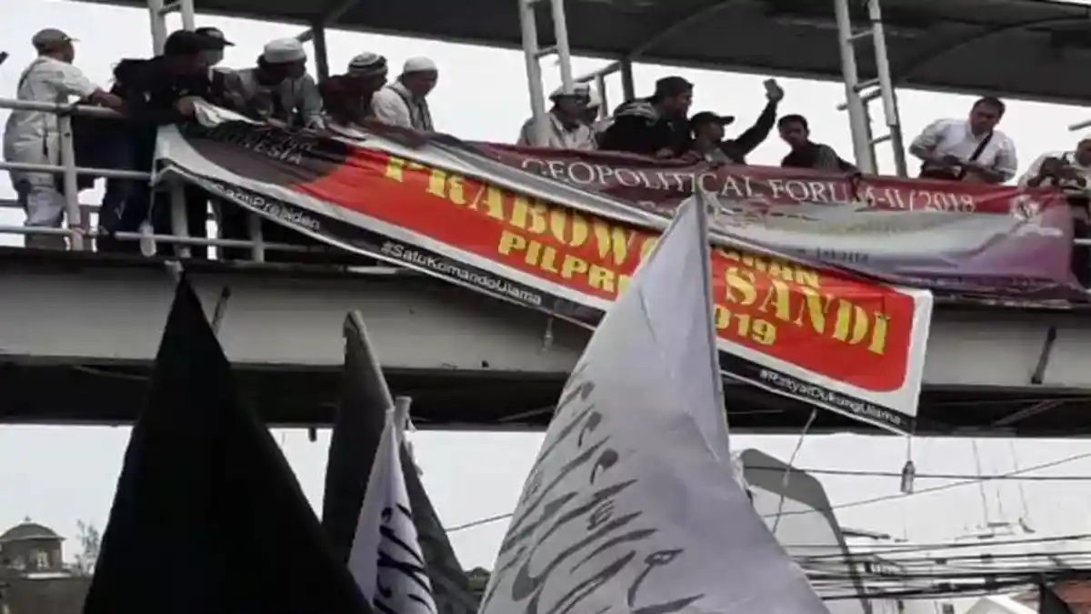 Massa Aksi 211 Copot Spanduk 