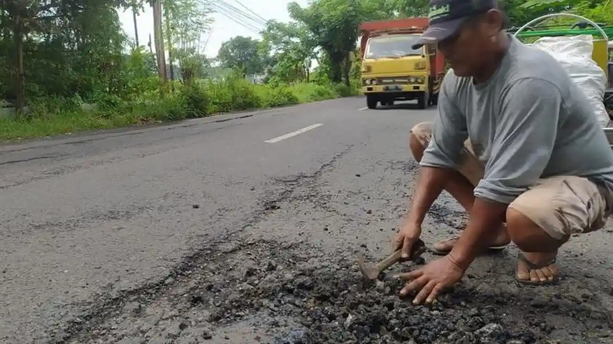 Kisah Tukang Becak Tambal Jalan Berlubang karena Takut Putrinya Celaka, Pemerintah Janji Perbaiki