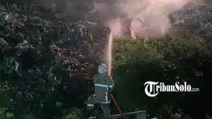 Potret-damkar-tengah-menyemprotkan-air-ke-api-yang-membakar-TPA-Troketon-di-Pedan-Klaten.jpg