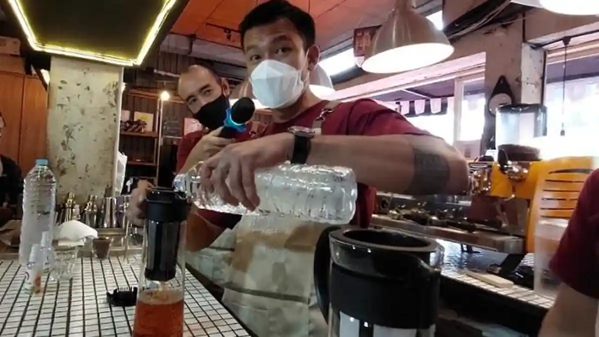 Punya Kedai Kopi Sendiri, Rio Dewanto Tak Masalah Konsumsi Kopi Instan
