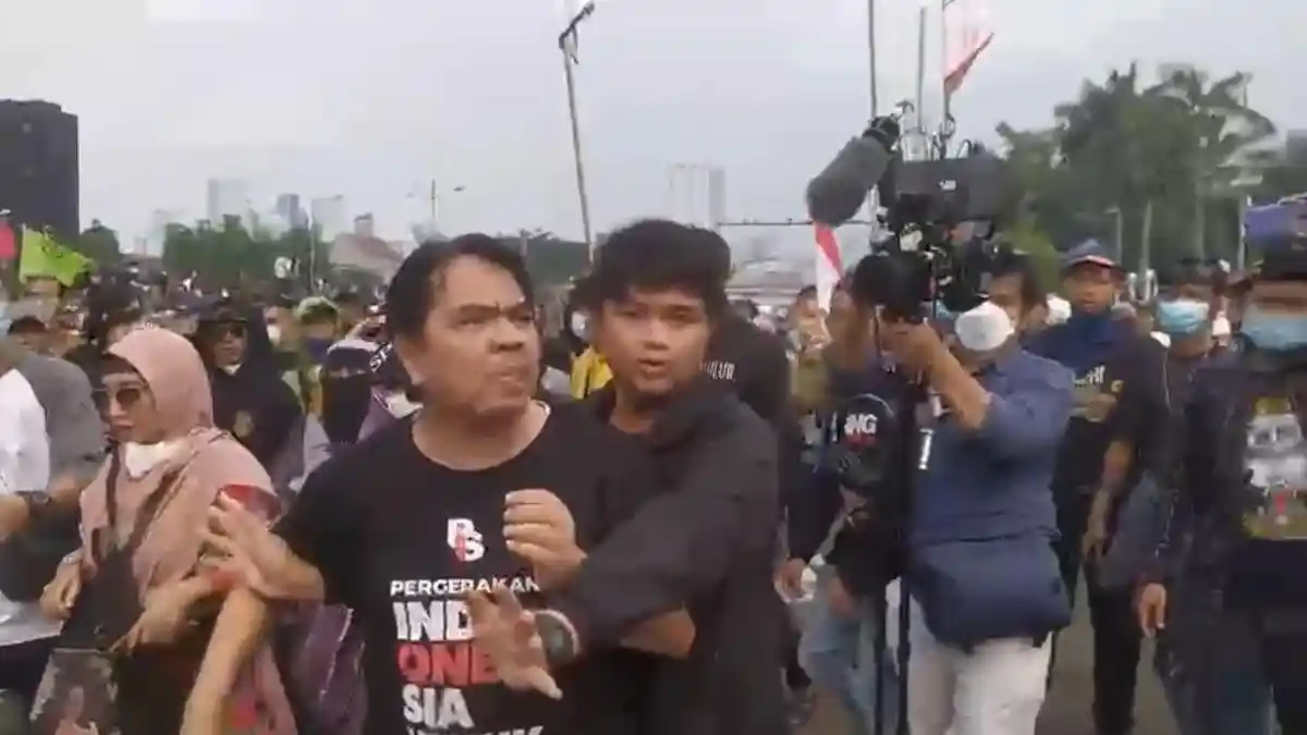 Detik-detik Ade Armando Dikeroyok dan Ditelanjangi Massa Demonstrasi di Depan Gedung DPR