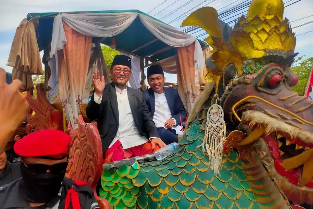 Naik Kereta Naga, Pasangan Imron-Agus Resmi Mendaftar ke KPU Cirebon