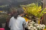Pembeli-bunga-di-Jalan-Asia-Baru-Medan-tengah-memilih-sejumlah-bunga.jpg