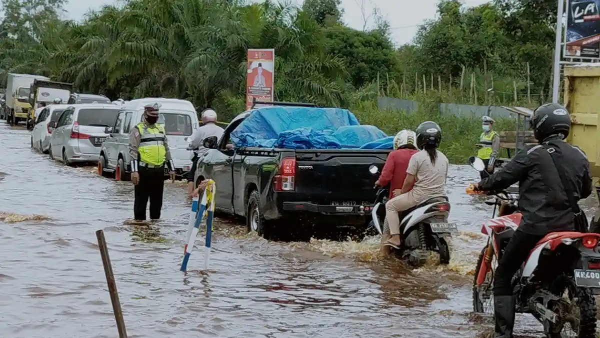 Antrean Capai Tiga Kilometer Banjir Rendam Jalan Sampit- Pangkalanbun