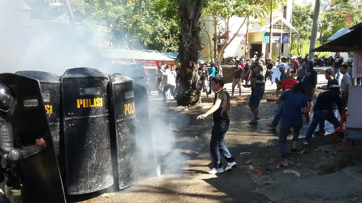 Brimob Latihan Amankan Bentrokan di Depan KPU Parepare - bri1t_20160818_134244.jpg
