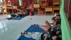 Warga-yang-mengungsi-ditampung-di-SMPN-1-Boru.jpg