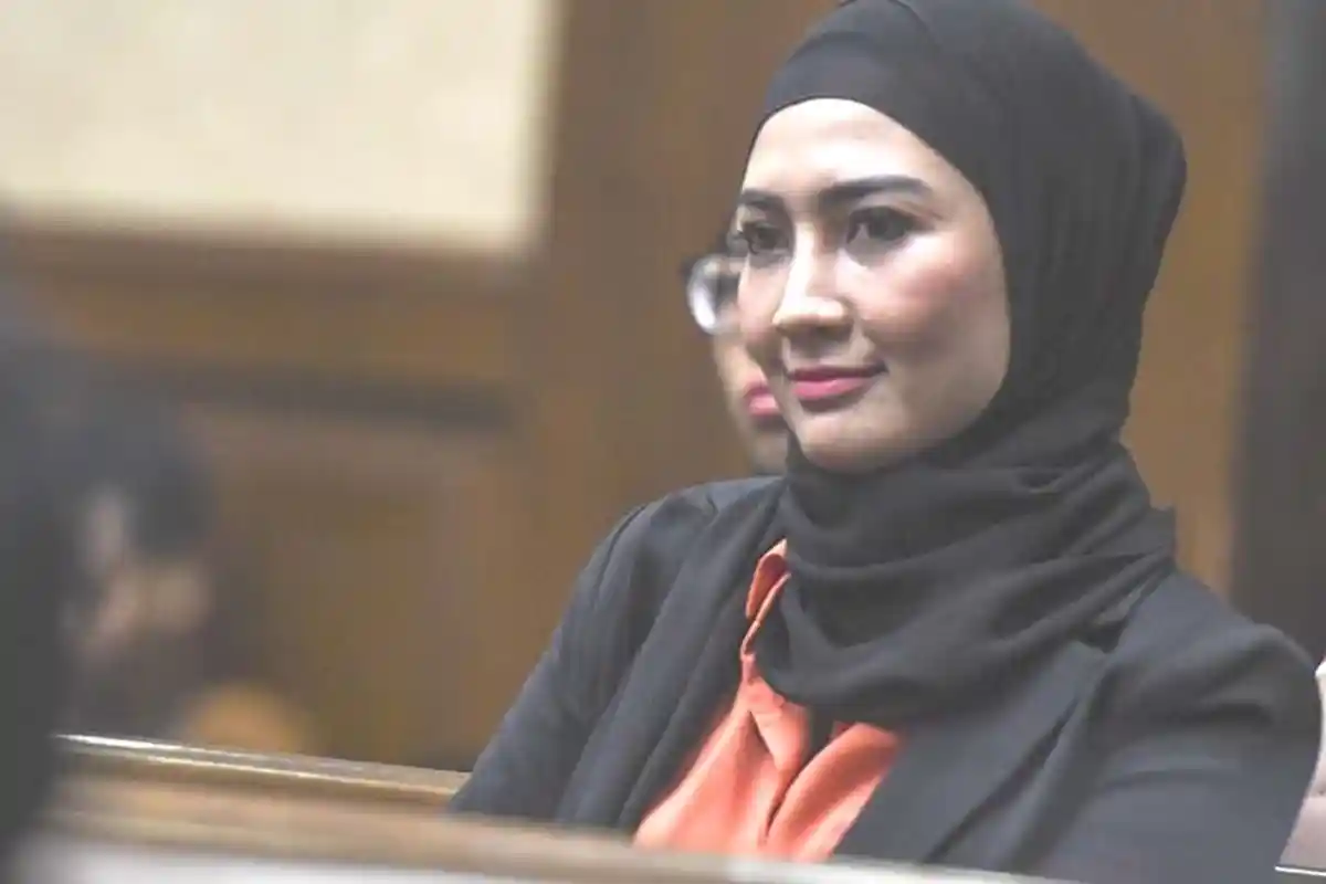 Staf Nasir Djamil Diduga Terima Rp 1 M - model-fenny-steffy-burase-menyaksikan-sidang-lanjutan-kasus-dugaan-suap.jpg