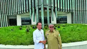 Penjabat-Gubernur-Aceh-Bustami-Hamzah-berfoto-dengan-Presiden-Jokowi-di-Ibu-Kota-Nusantara.jpg