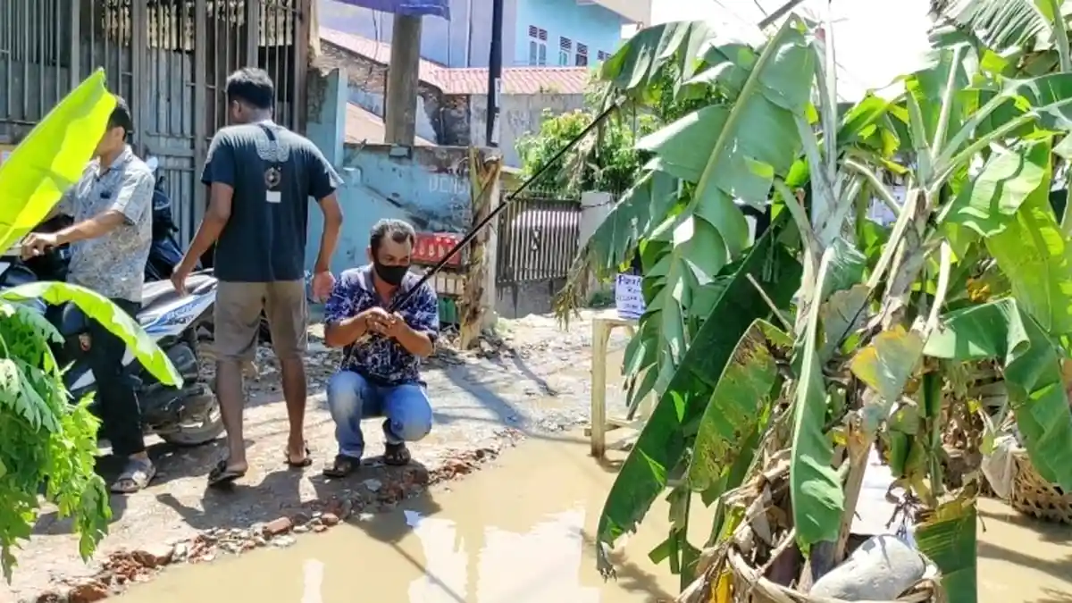 Jalan Rusak Ditanami Pohon Pisang dan Warga Memancing Ikan, Camat: Bulan Depan Diperbaiki