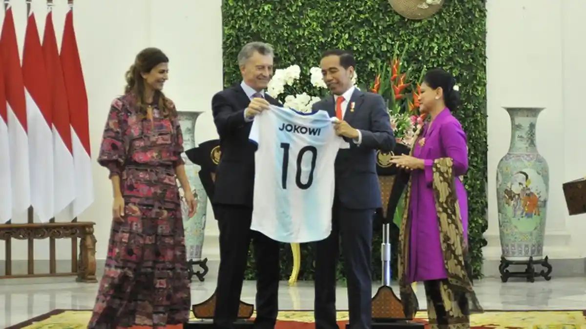 KPK Minta Lelang, Ini Sebenarnya Makna Jersey Argentina dari Presiden Mauricio Macri
