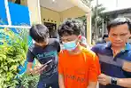 HRR-tersangka-teror-bom-sekolah-digiring-ke-Mapolres-Metro-Depok.jpg
