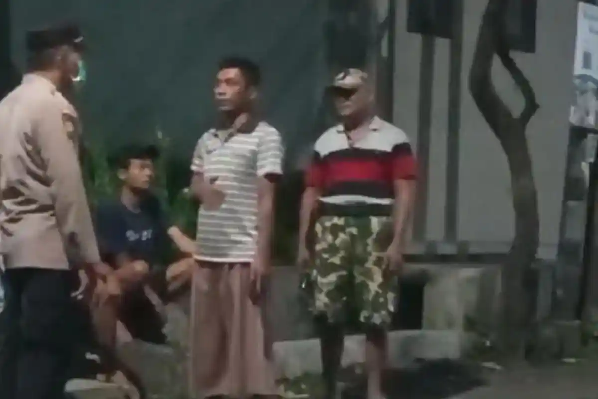 Gangster Bersenjata Berulah di Surabaya, Geber Motor Berujung Ribut dengan Warga, 1 Orang Kena Bacok