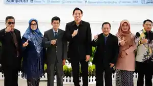 Bupati-Indramayu-Lucky-Hakim-saat-menghadiri-Pelantikan-Rektor-Unwirff.jpg