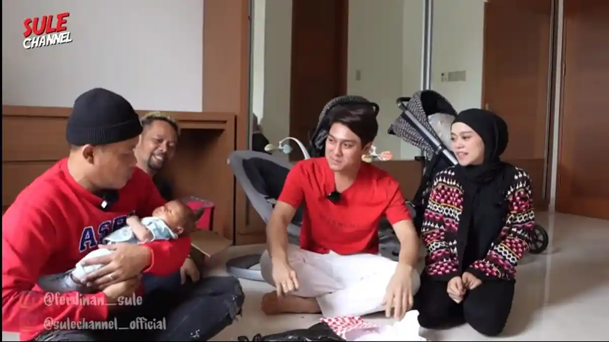 Rizky Billar Kebingungan Saat Buka Isi Kardus Hadiah dari Sule untuk sang Anak, Muhammad Leslar